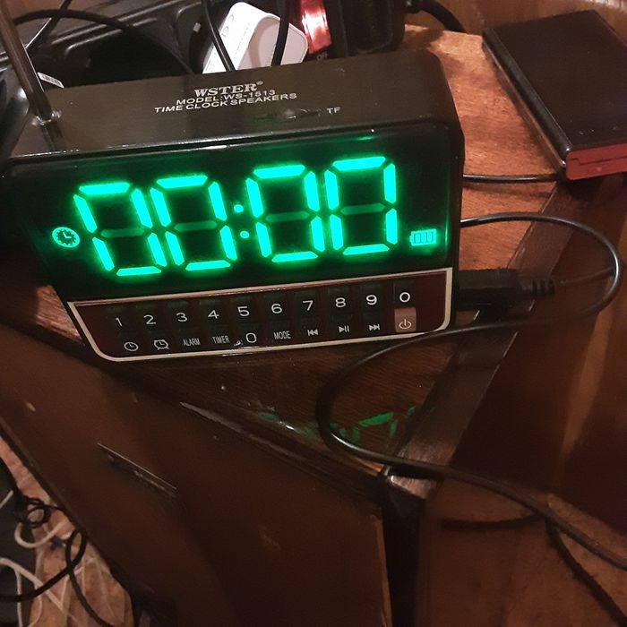 Радиоприемник , часы , флешка.