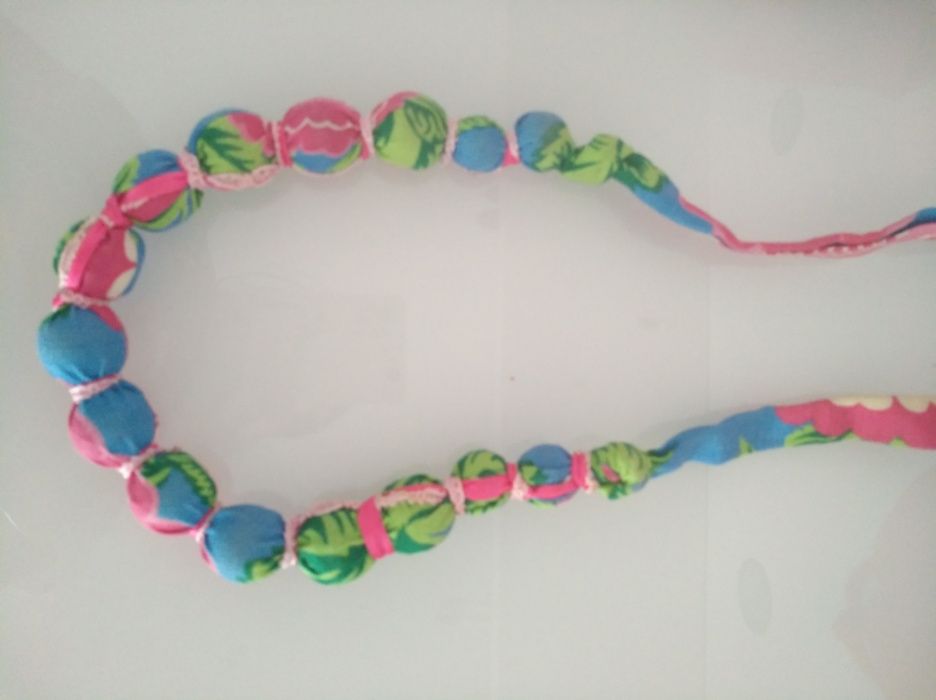 Colar bolas de tecido