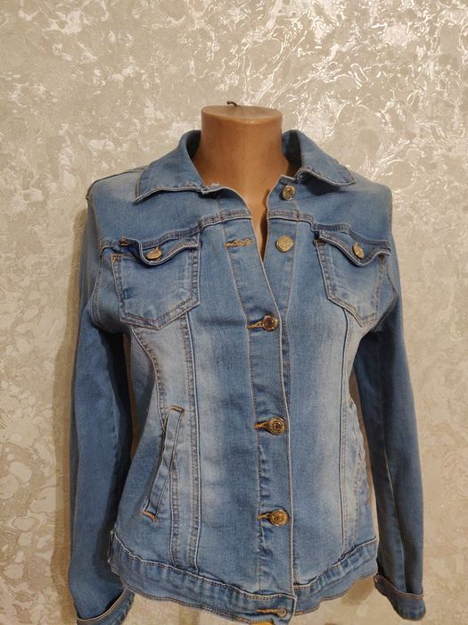 Джинсова куртка на дівчинку.