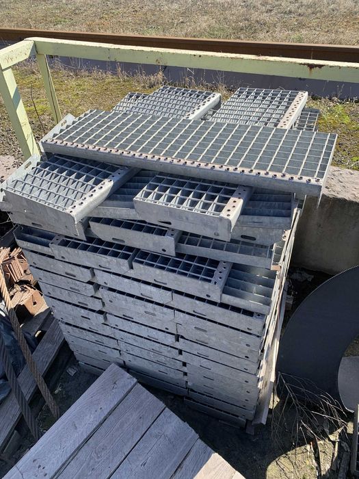 Ступени стальные (оцинкованные) решетчатые сварные 850х270: 580 грн ...