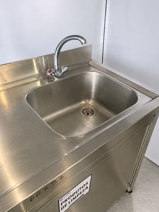 Bancada inox com pio, prateleira e torneira