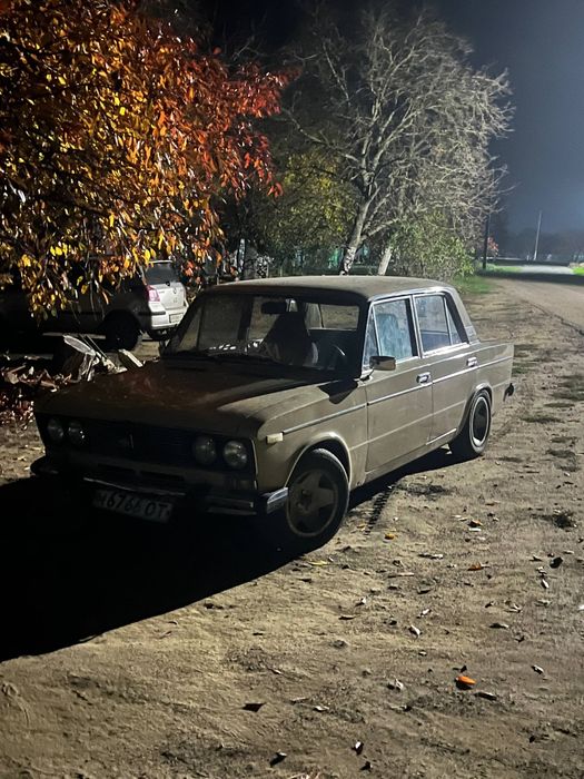 Машина ваз 2106.