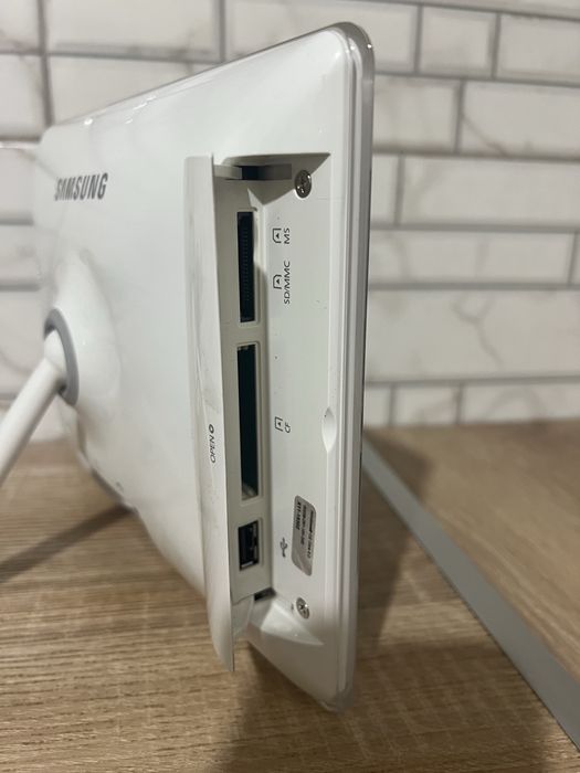 Цифровая фоторамка Samsung SPF-83V.