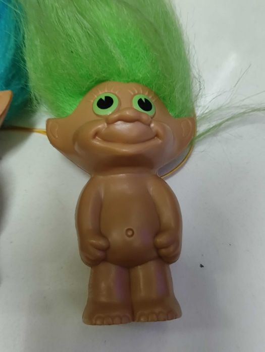 2 bonecos Troll Russ Cabelo as cores tambem colares