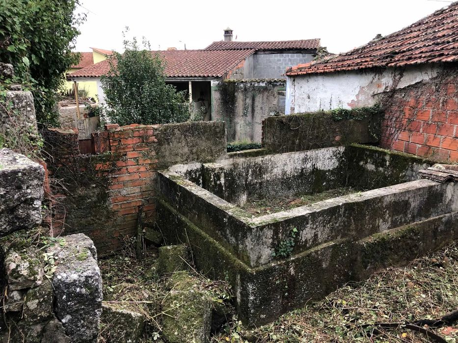 Casa rústica de aldeia com terreno, para reconstrução/remodelação.
