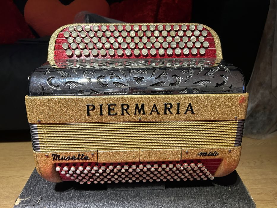 Vendo  Acordeão Piermaria Musette feito em Italia, como novo