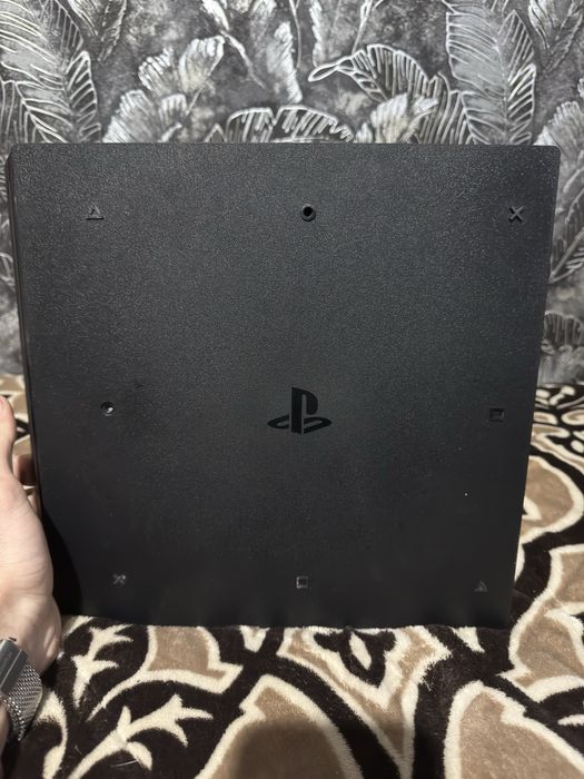 PS4 Pro в хорошем состоянии