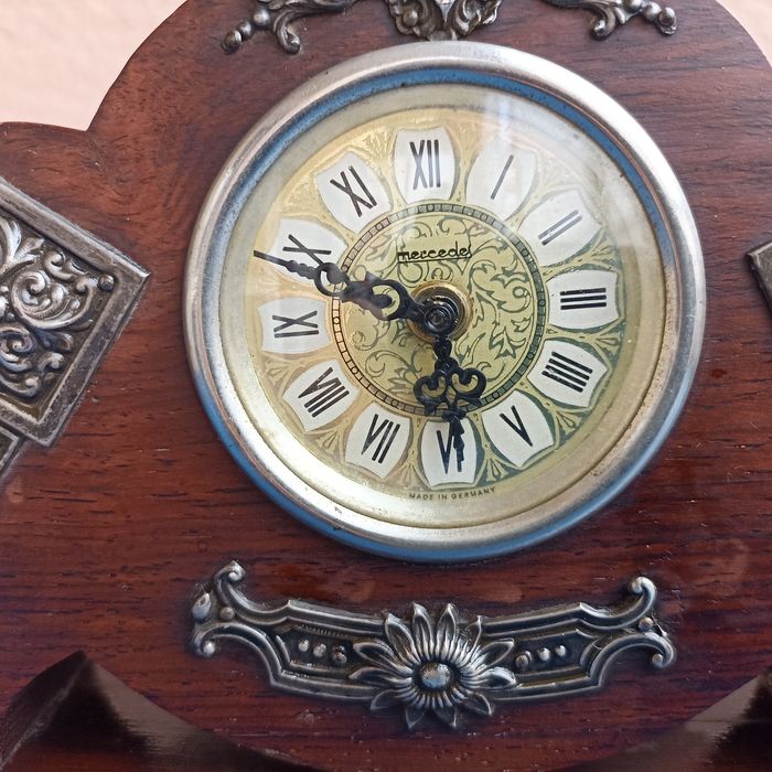 Relógio de mesa Art Deco com aplicações