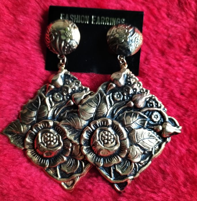 Brincos Dourados de Mola