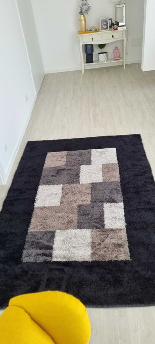 Carepete em tons escuros