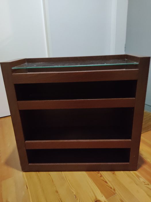 1 móvel/estante castanho