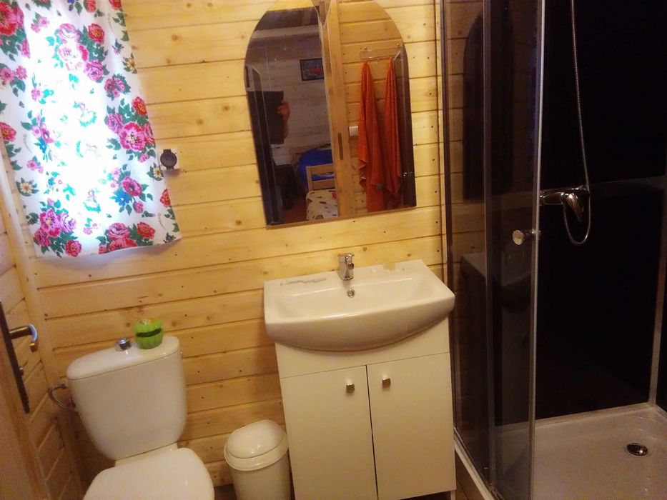 Domek nad zalewem na ogrodzonej działce.