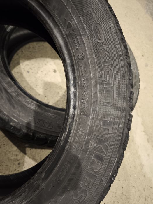 Шини зимові Nokian 215/60 R17