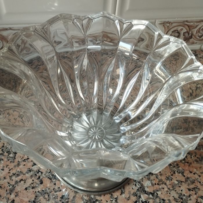 Saladeira cristal e base em estanho