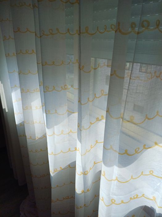 Cortinas e candeeiro