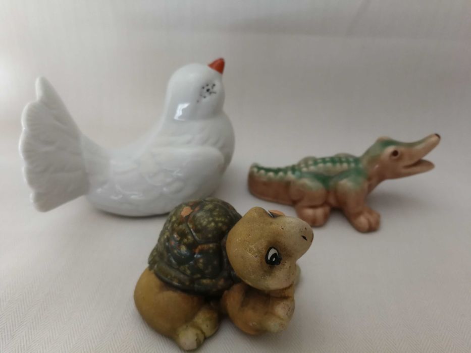 Figurki ozdobne małe / porcelana malowana i porcelit /3 sztuki