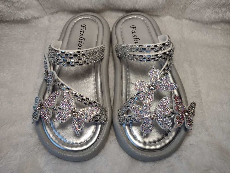 *_* Klapki dziewczęce z perłowymi motylkami, srebrno-szare, rozm. 30