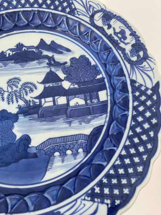 Prato de porcelana chinesa azul e branca com base alta