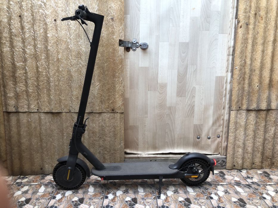 Продам самокат Xiaomi Mi Electric Scooter Essential