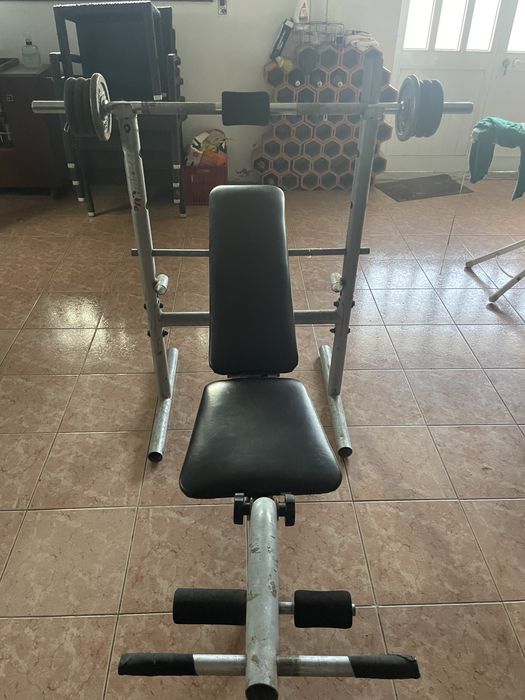Banco de musculaçao com barra com pesos