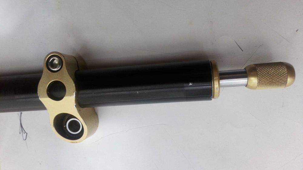 Amortecedor de direcção Hyperpro com 120mm de curso.