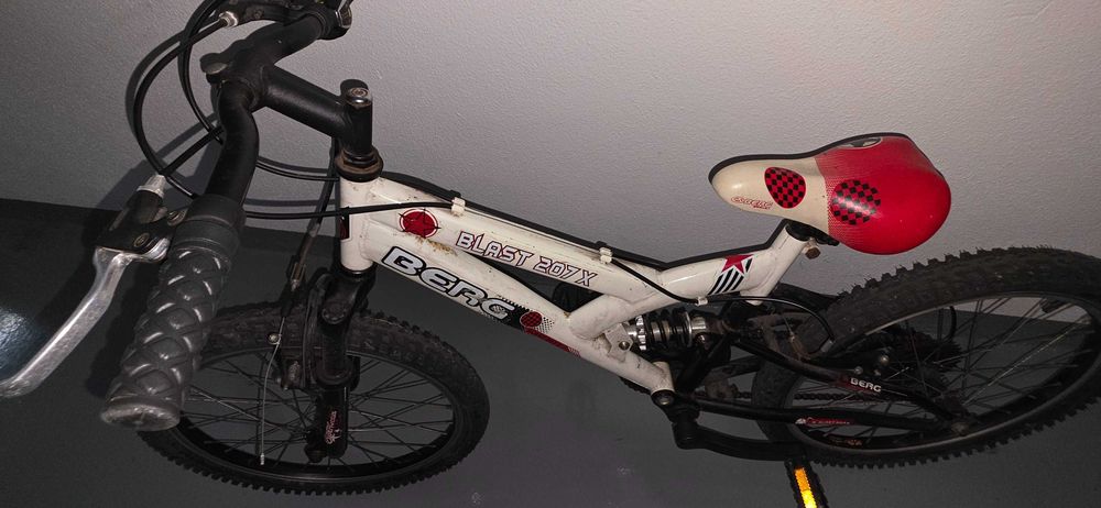 Bicicleta Berg Blast 207 X Roda 20 com suspensões frente e trás e 6 mudanças Shimano