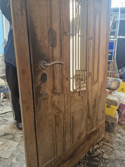 Броньовані двері, з віконцем та кованими елементами