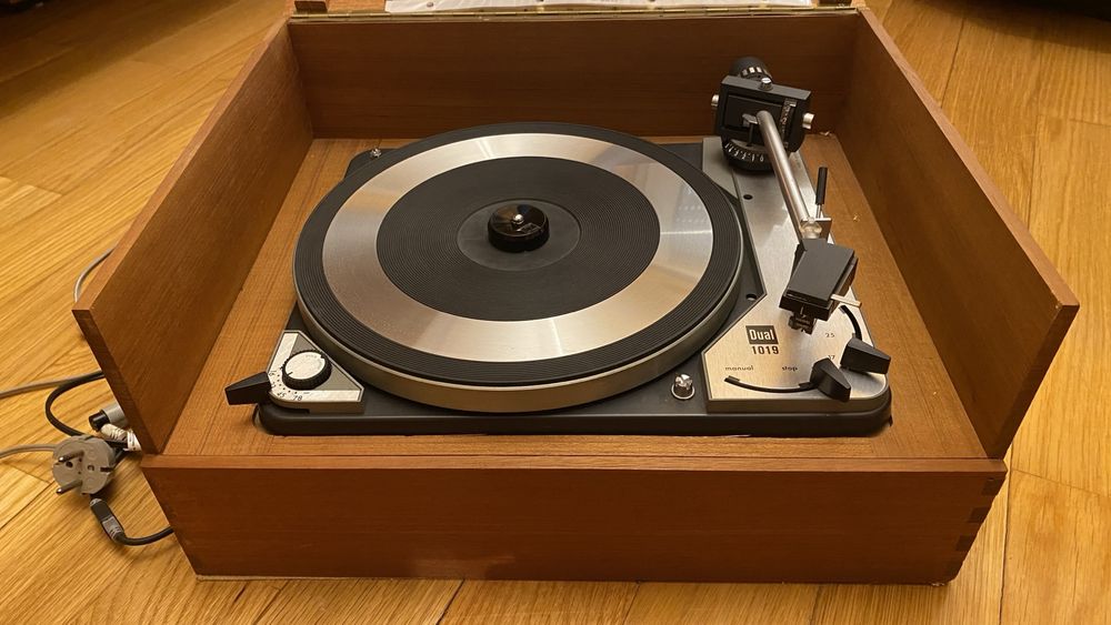 Gira-discos antigo Dual 1019