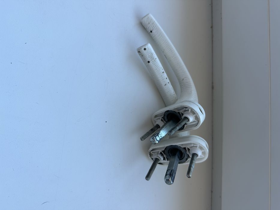 Ручки для окна белого цвета