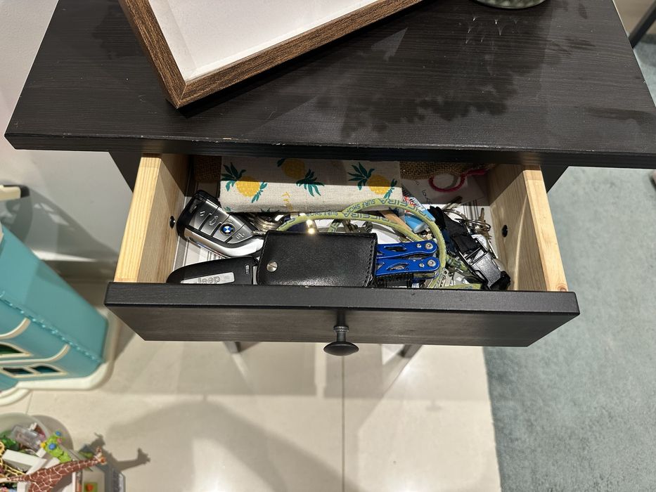 Mesa de apoio/cabeceira/entrada cor preta (IKEA HEMNES)