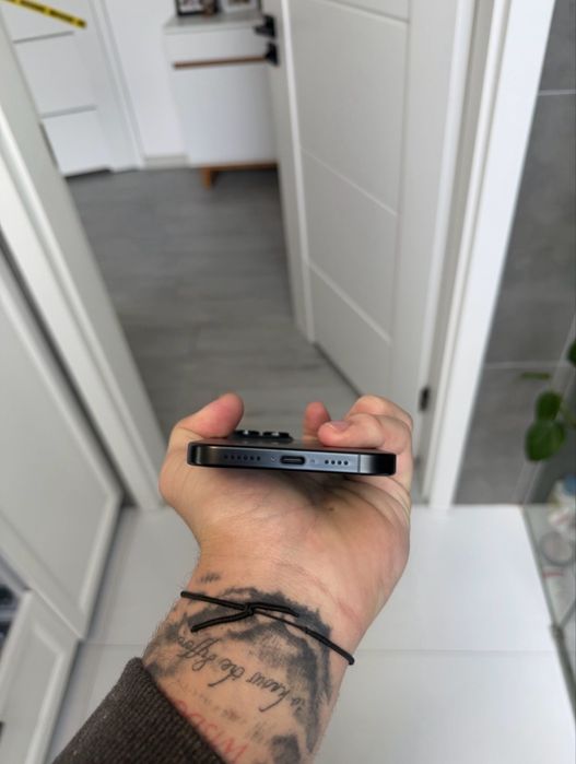 Продам или обменяю iPhone 16 pro max 256gb