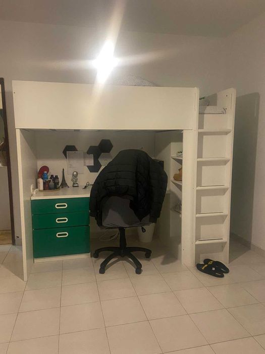 cama alta Ikea, com colçhão recente