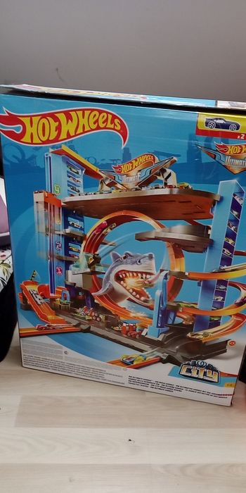 Hot wheels ultimate garage garaż rekina