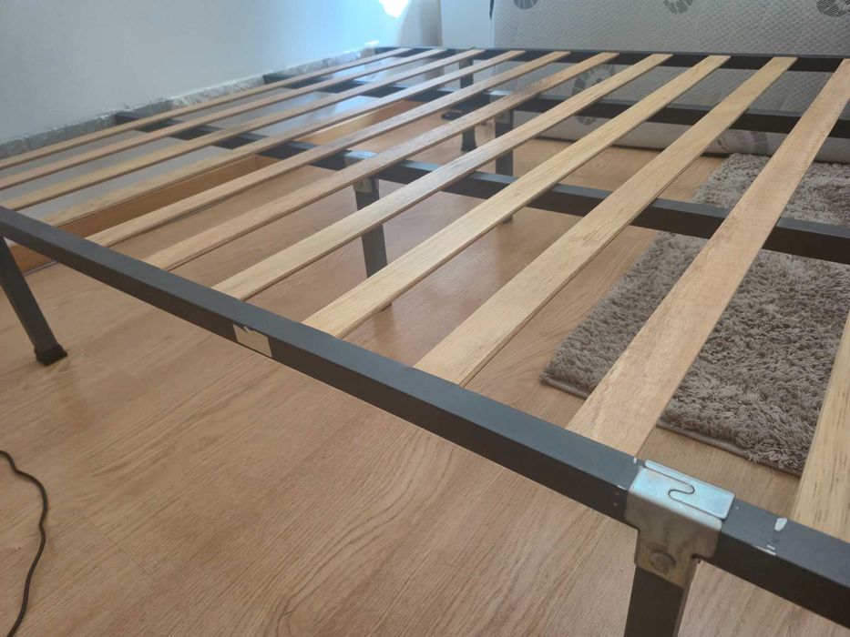 Cama casal semi nova