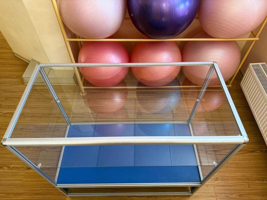 Продам скляну вітрину б/у