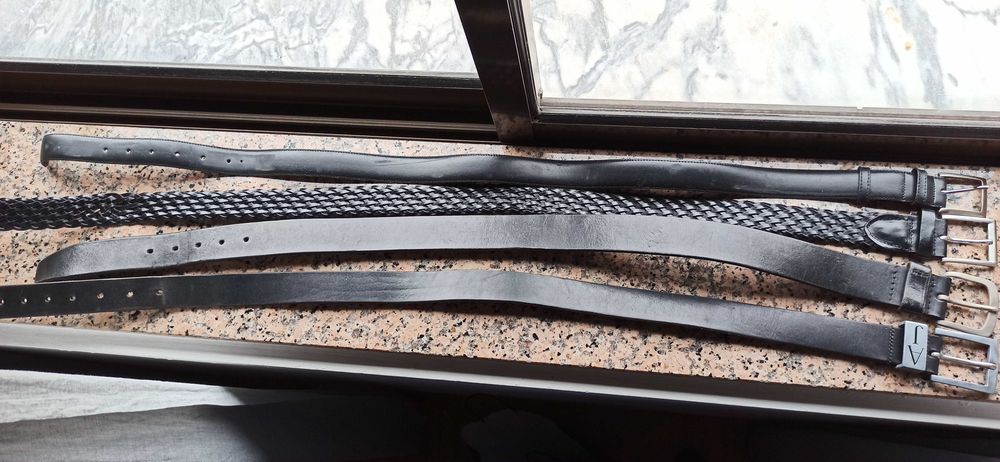 Cintos castanhos e pretos usados