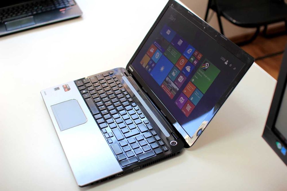 Laptop Toshiba SSD AMD Quad A8 2,5GHz RAM 8GB Ati HD 15'6" Gwarancja