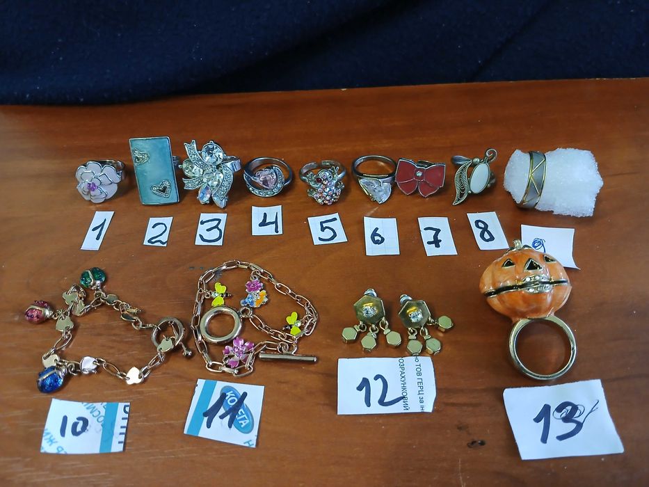 серьги, брошки, кольца,