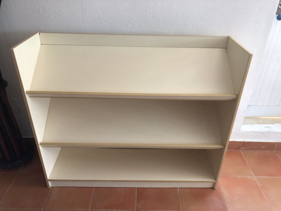 Estante e expositor para livros com 3 divisorias