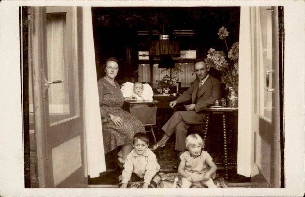 117 Postais ANTIGOS com cenas familiares. 1.ª metade do século XX