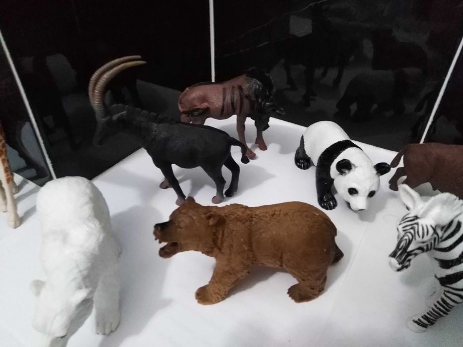 Conjunto de 11 figuras bonecos de animais selvagens (Individual 2€ ).