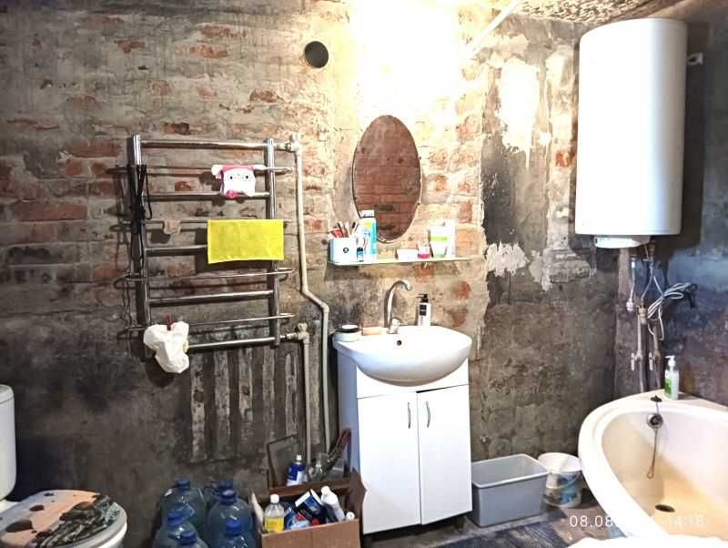 Продам.. двухэтажный кирпичный дом в Мерефе.