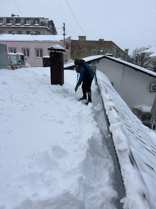 Прибирання снігу, бурульок з дахів (чистка, очищення)