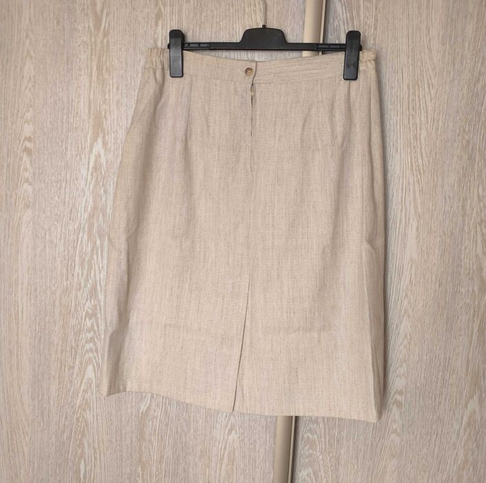 Jasnobeżowa spódnica przed kolano