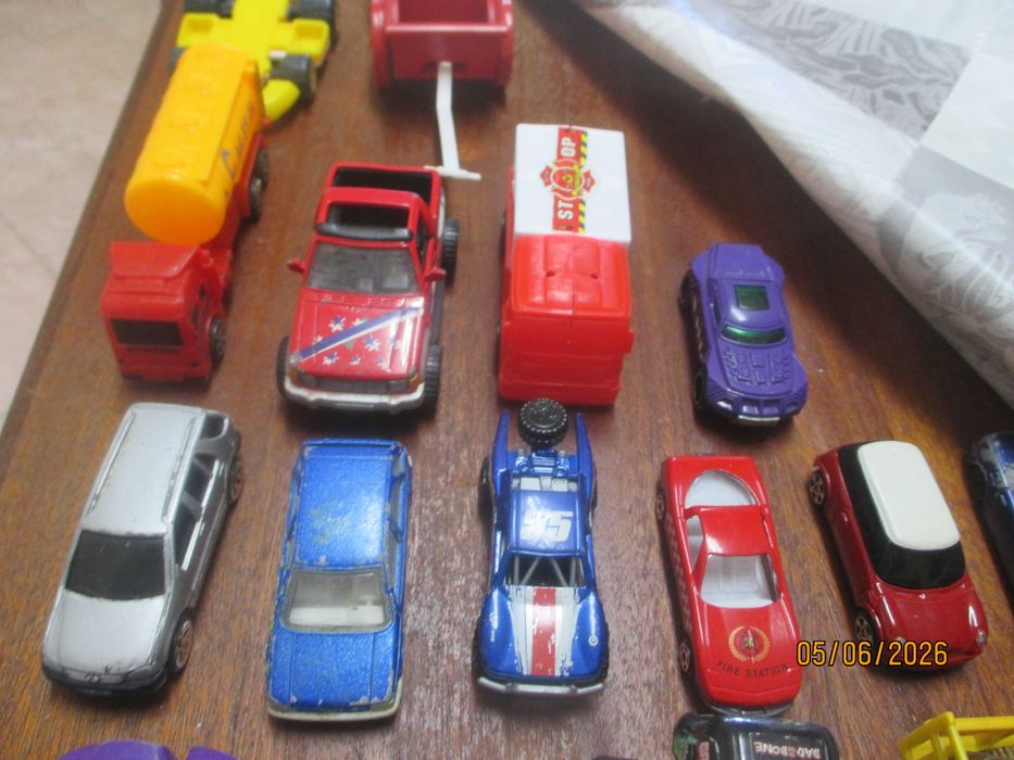Lote de 60 carrinhos de vários tamanhos