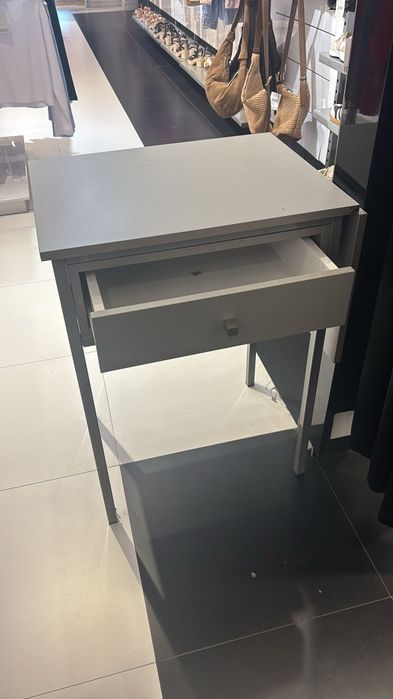 Mesa com gaveta.