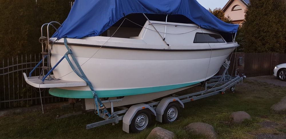 Łódź Motorowa z silnikiem i przyczepą.