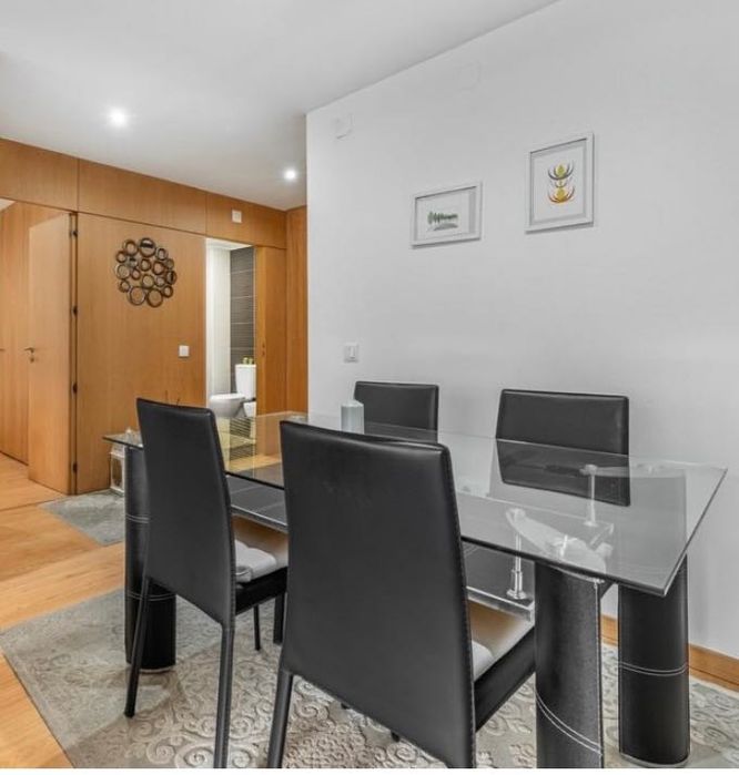 Vende-se mesa com cadeiras