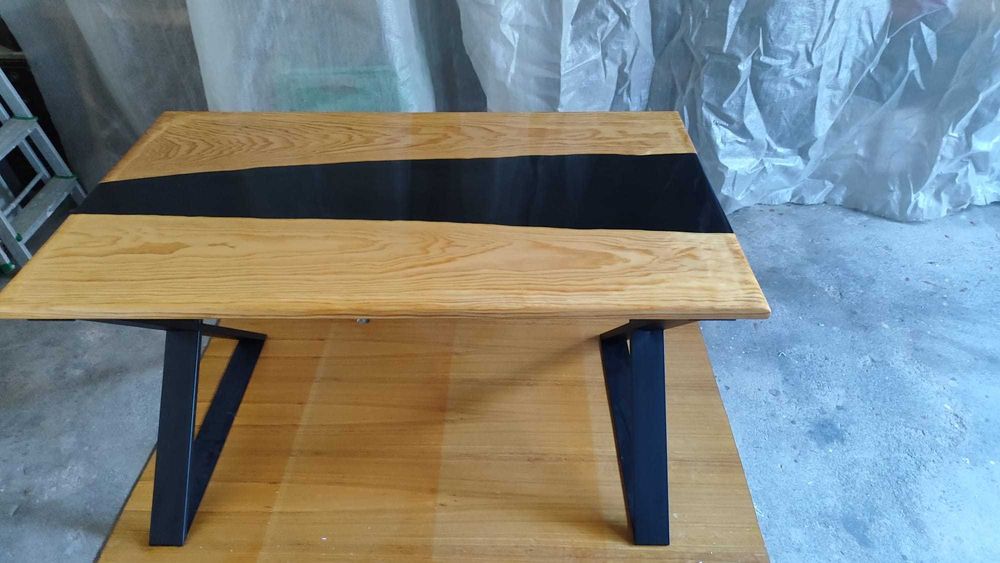 Mesa em madeira natural e resina epóxi preta - artesanal
