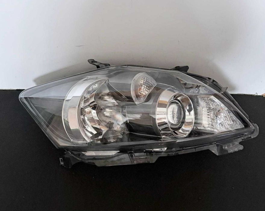 Lampa Prawa Reflektor Prawy Toyota Auris Lift Zwykła soczewka ciemna